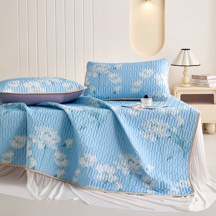 91家纺网 家纺一手货源 找家纺 羽梦家纺 2026新款冰柔丝乳胶床裙款凉席青空花信