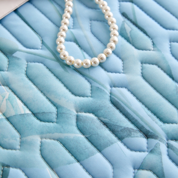 91家纺网 家纺一手货源 找家纺 羽梦家纺 2026新款冰柔丝乳胶床裙款凉席青空花信