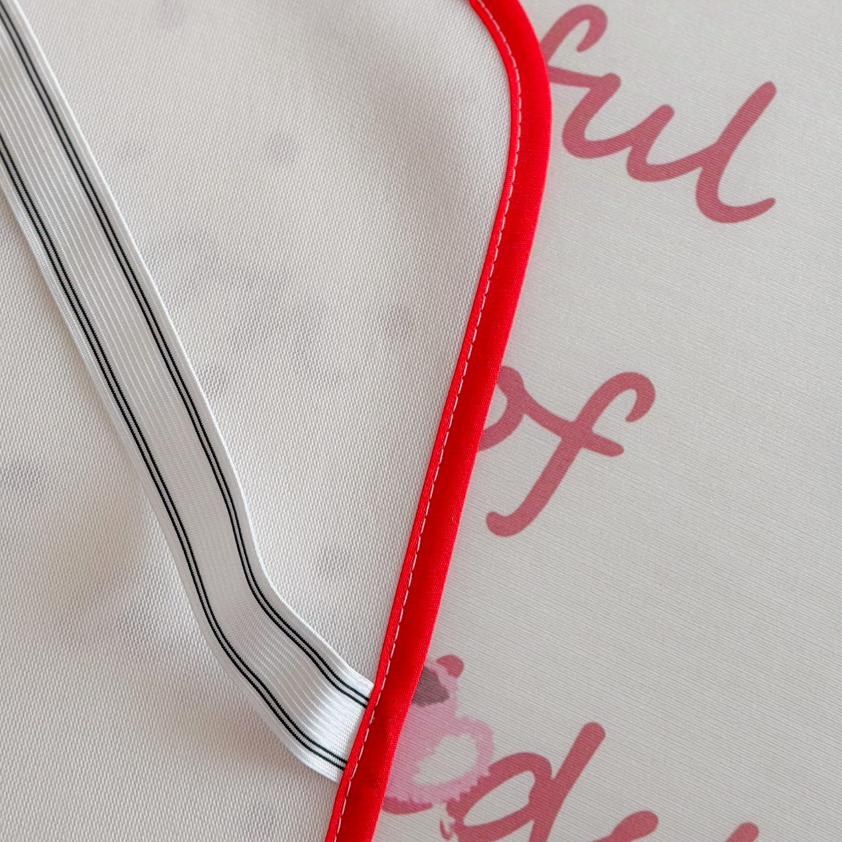 91家纺网 家纺一手货源 找家纺 美乐迪家纺 2026新款大版水光冰丝凉席席子凉席 字母猫咪