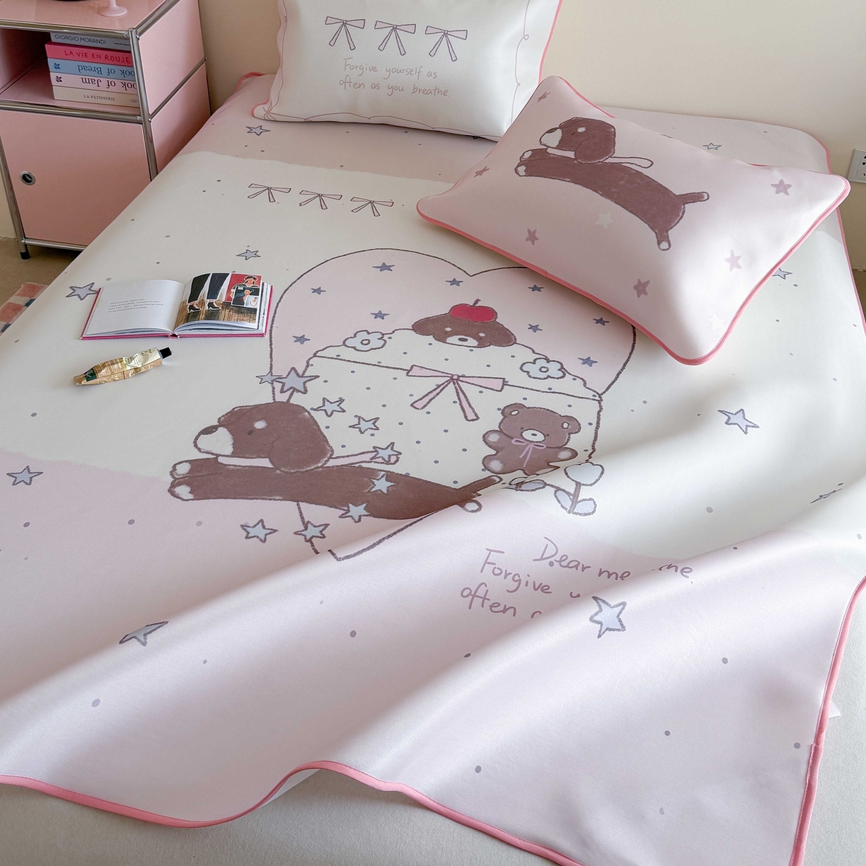 91家纺网 家纺一手货源 找家纺 美乐迪家纺 2026新款大版水光冰丝凉席席子凉席 爱心腊肠狗