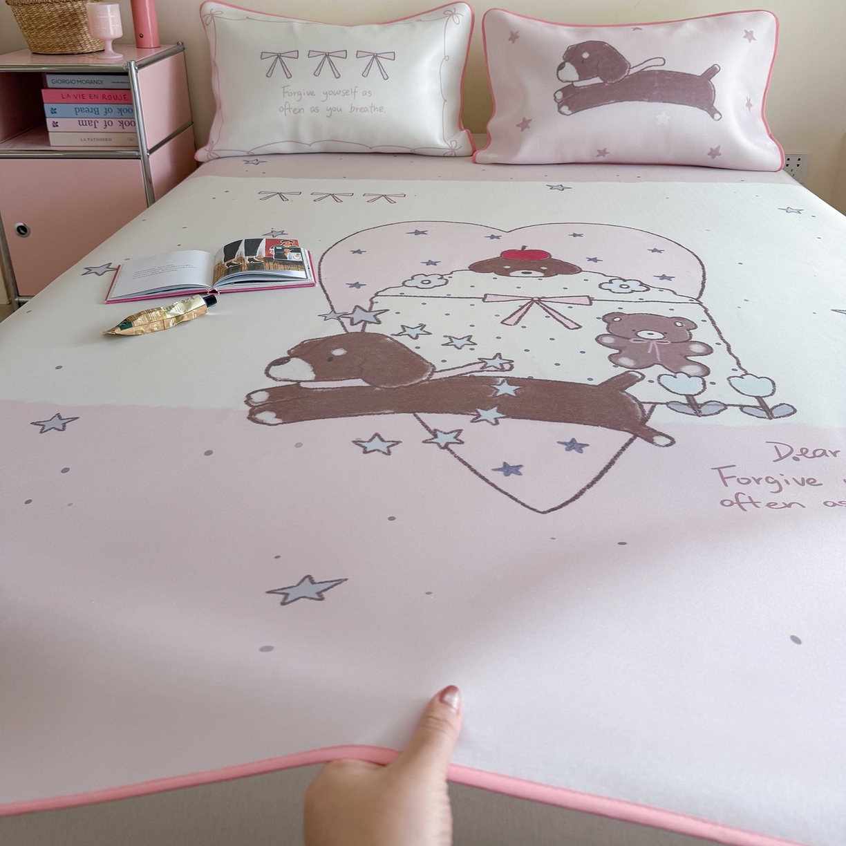 91家纺网 家纺一手货源 找家纺 美乐迪家纺 2026新款大版水光冰丝凉席席子凉席 爱心腊肠狗