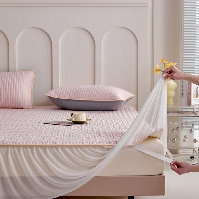 91家纺网 家纺一手货源 找家纺 羽梦家纺 2026新款冰柔丝乳胶床裙款凉席柔云粉