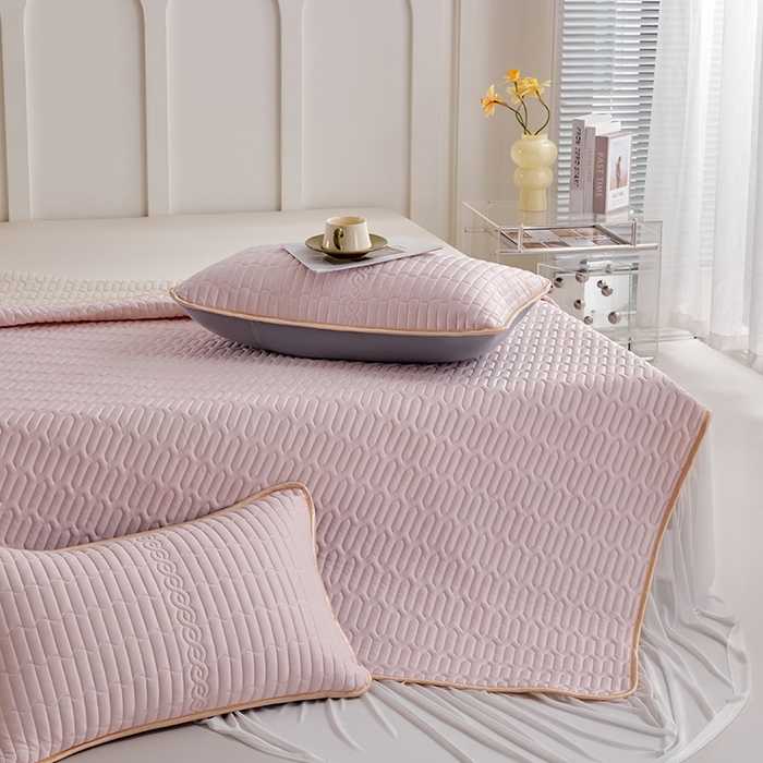 91家纺网 家纺一手货源 找家纺 羽梦家纺 2026新款冰柔丝乳胶床裙款凉席柔云粉