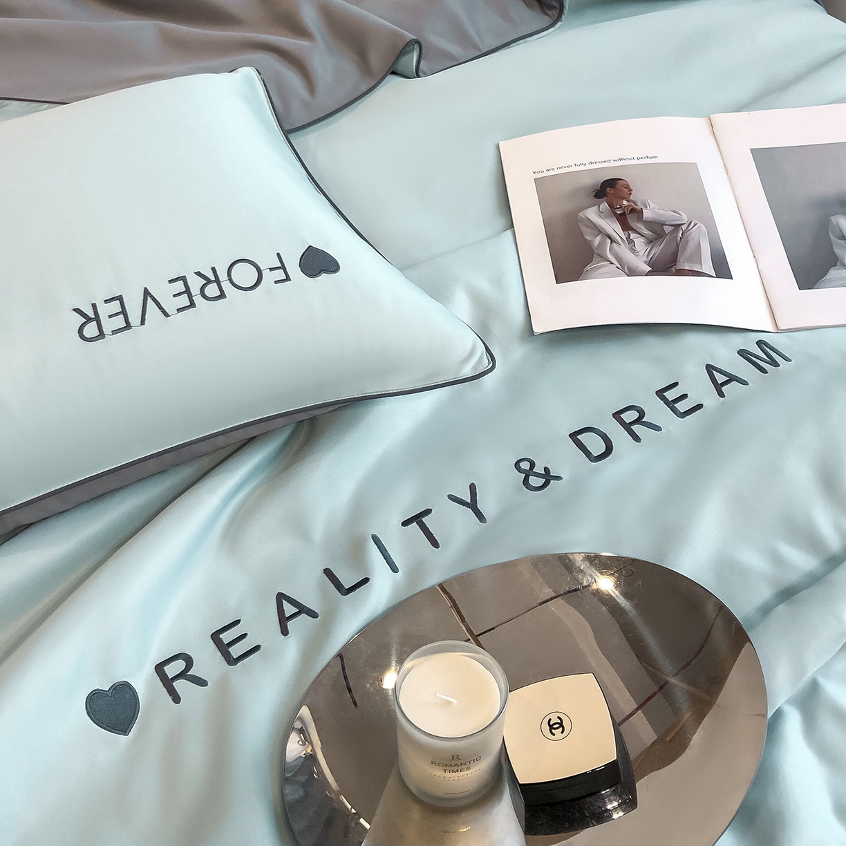 91家纺网 家纺一手货源 找家纺 吾秀家居 2026新款双拼及羽毛刺绣夏被夏凉被空调被四件套-柔羽 梵星蓝-经典灰