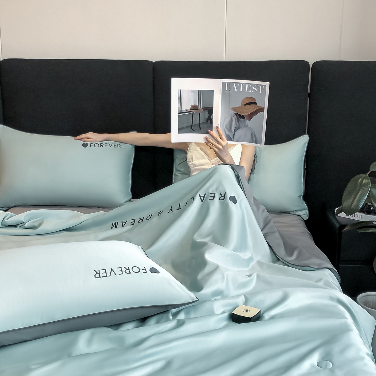 91家纺网 家纺一手货源 找家纺 吾秀家居 2026新款双拼及羽毛刺绣夏被夏凉被空调被四件套-柔羽 梵星蓝-经典灰