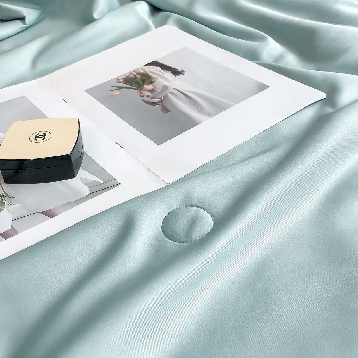 91家纺网 家纺一手货源 找家纺 吾秀家居 2026新款双拼及羽毛刺绣夏被夏凉被空调被四件套-柔羽 梵星蓝-经典灰