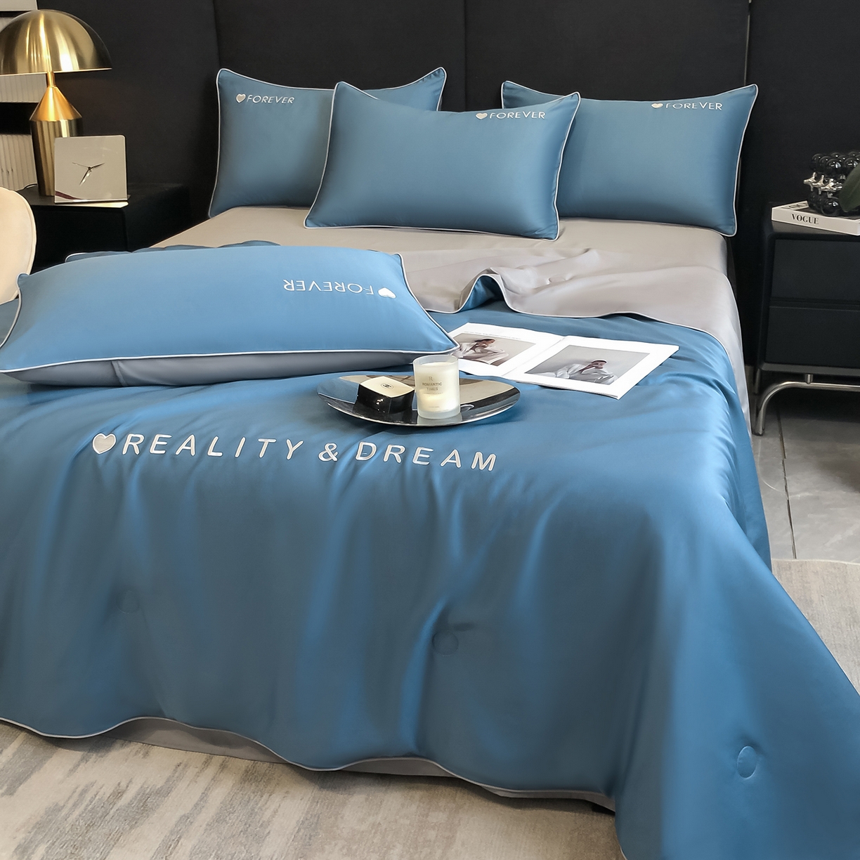 91家纺网 家纺一手货源 找家纺 吾秀家居 2026新款双拼及羽毛刺绣夏被夏凉被空调被四件套-柔羽 静谧蓝-经典灰