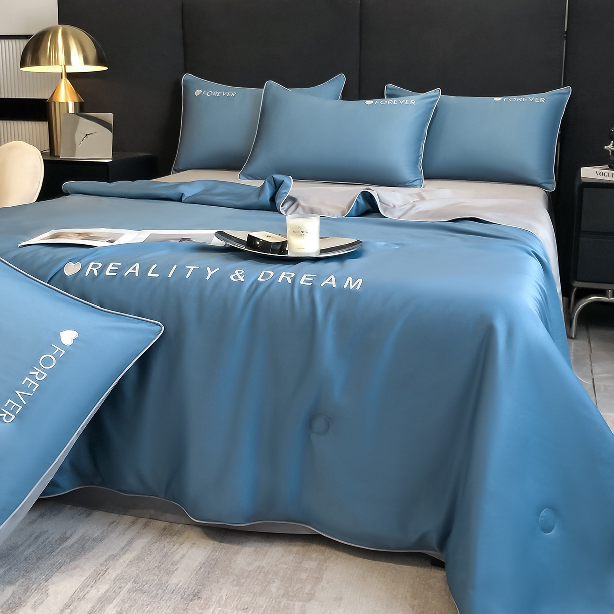 91家纺网 家纺一手货源 找家纺 吾秀家居 2026新款双拼及羽毛刺绣夏被夏凉被空调被四件套-柔羽 静谧蓝-经典灰