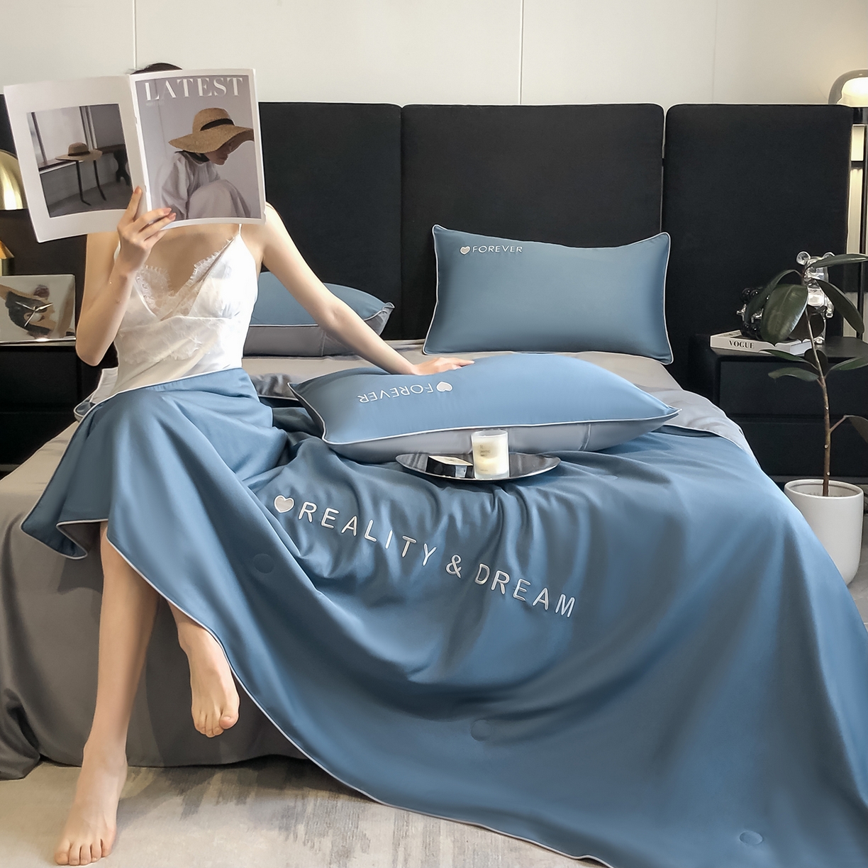 91家纺网 家纺一手货源 找家纺 吾秀家居 2026新款双拼及羽毛刺绣夏被夏凉被空调被四件套-柔羽 静谧蓝-经典灰