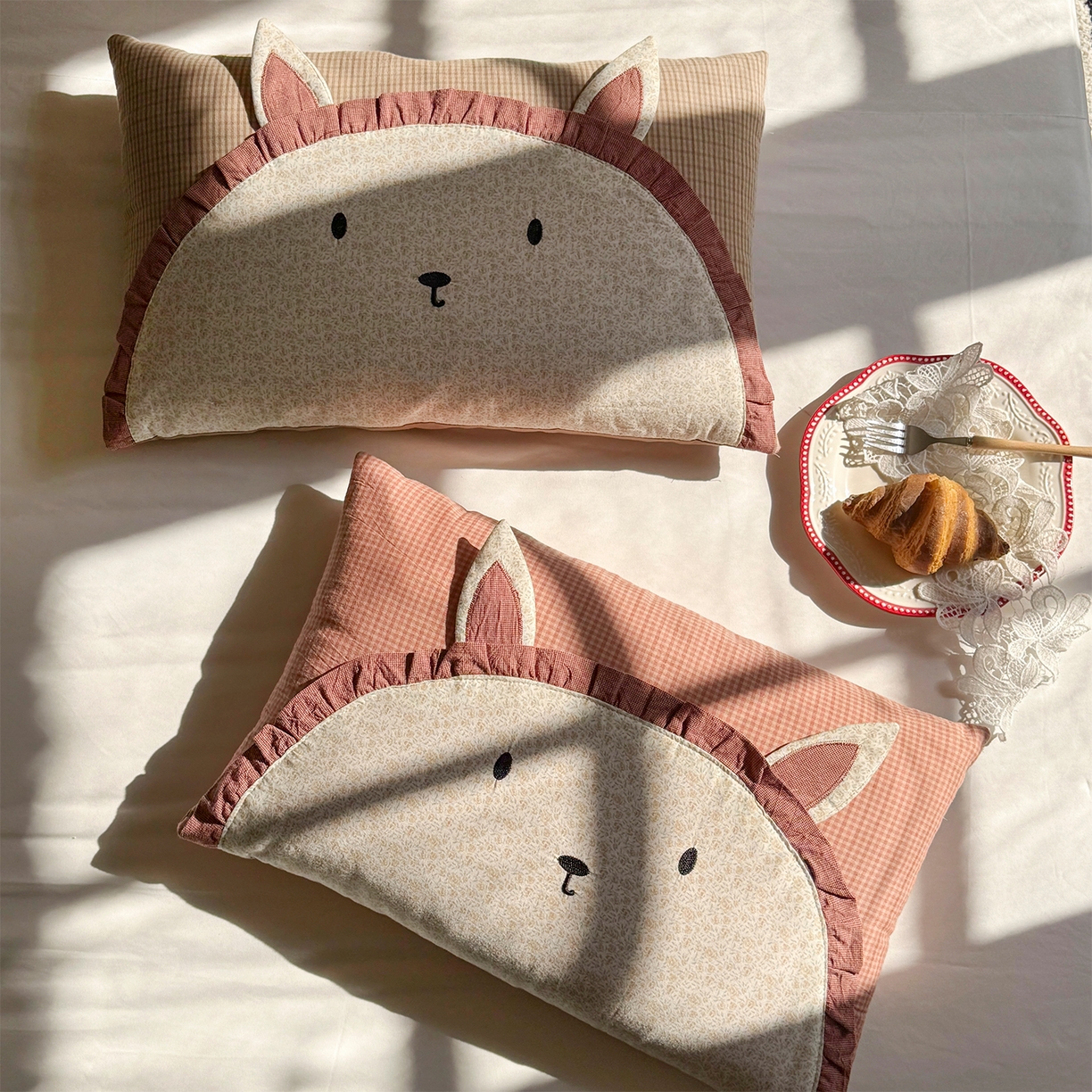 91家纺网 家纺一手货源 找家纺 （总）蔻眠 云朵兔-全棉刺绣卡通荞麦护颈枕头儿童学生荞麦枕芯