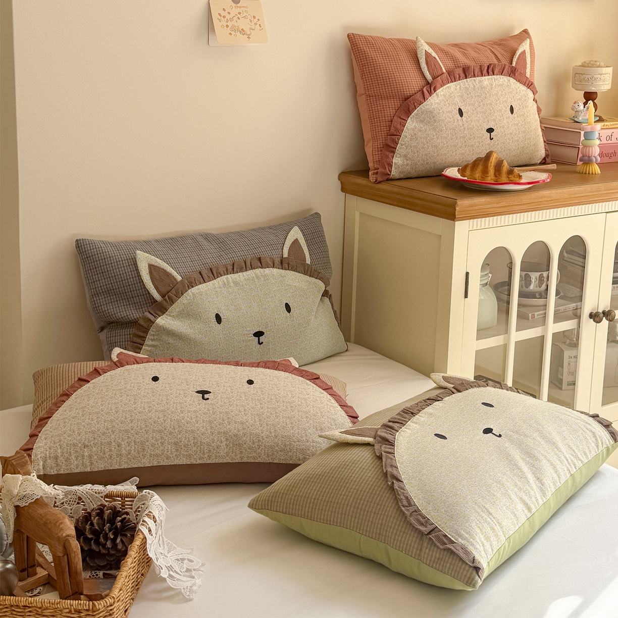 91家纺网 家纺一手货源 找家纺 蔻眠 云朵兔-全棉刺绣卡通荞麦护颈枕头儿童学生荞麦枕芯 主图