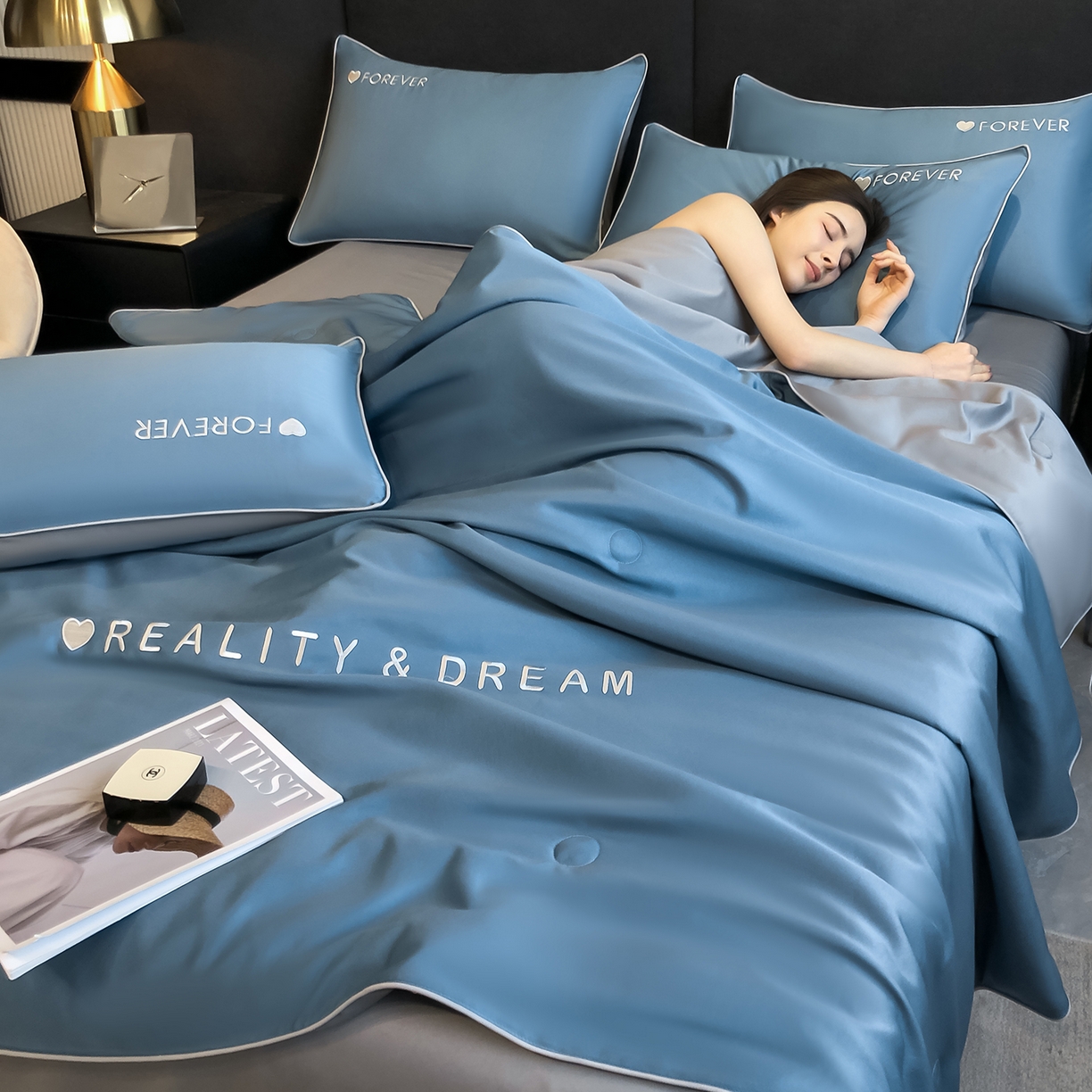 91家纺网 家纺一手货源 找家纺 吾秀家居 2026新款双拼及羽毛刺绣夏被夏凉被空调被四件套-柔羽 静谧蓝-经典灰