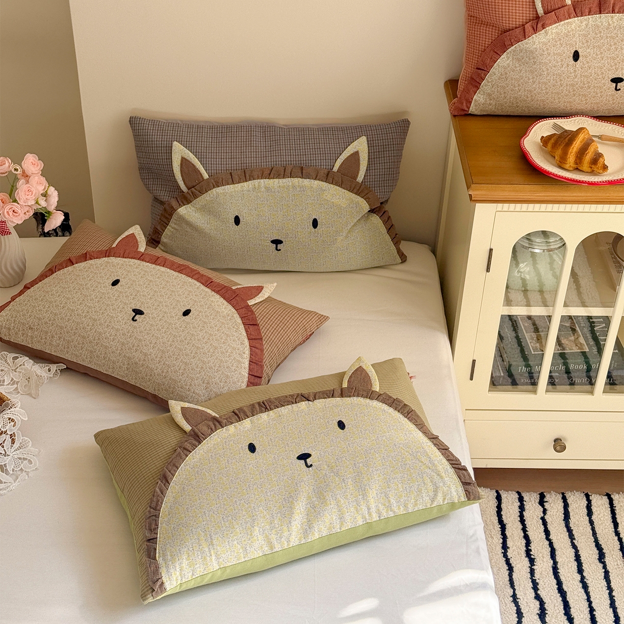 91家纺网 家纺一手货源 找家纺 蔻眠 云朵兔-全棉刺绣卡通荞麦护颈枕头儿童学生荞麦枕芯 主图