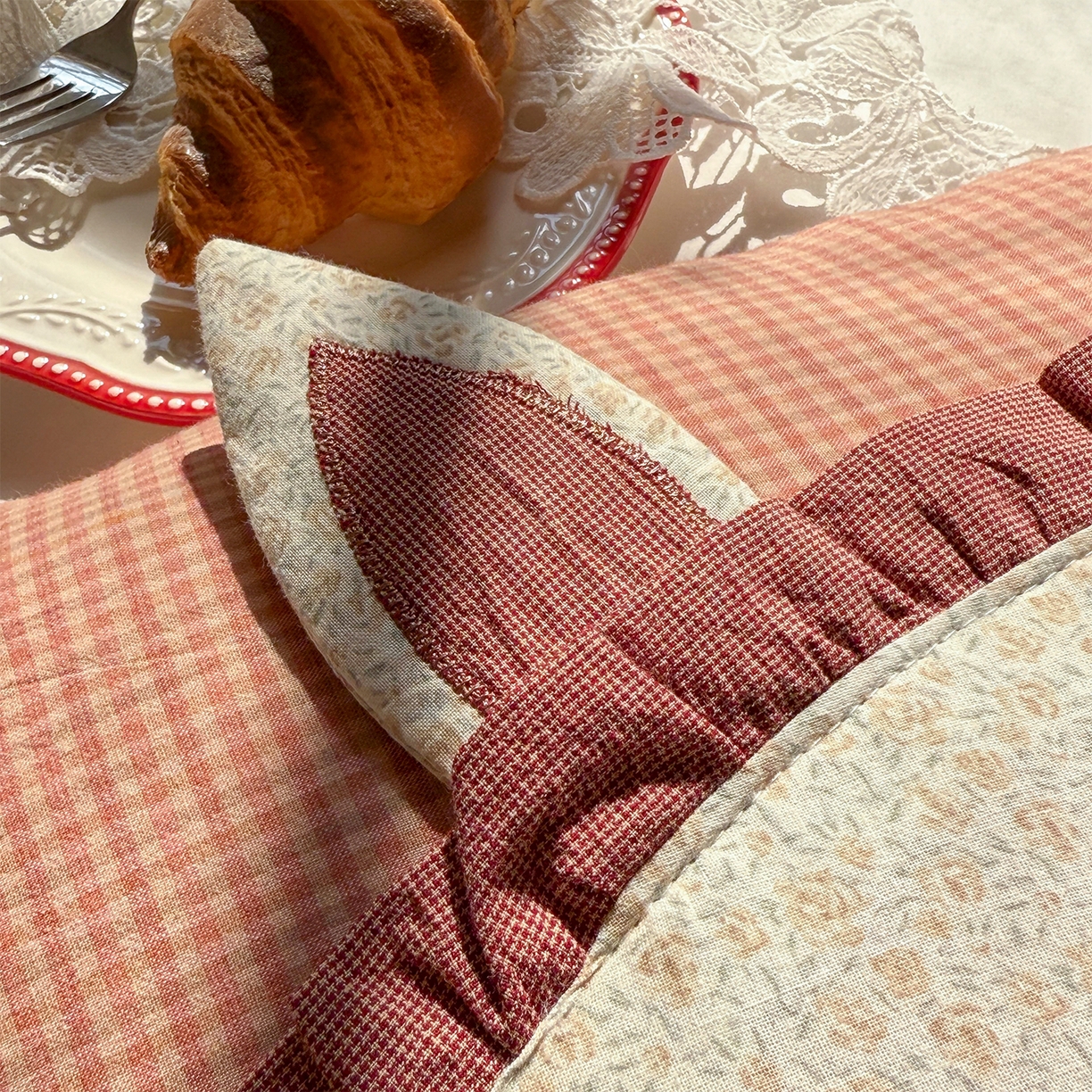 91家纺网 家纺一手货源 找家纺 蔻眠 云朵兔-全棉刺绣卡通荞麦护颈枕头儿童学生荞麦枕芯 云朵兔-粉小格