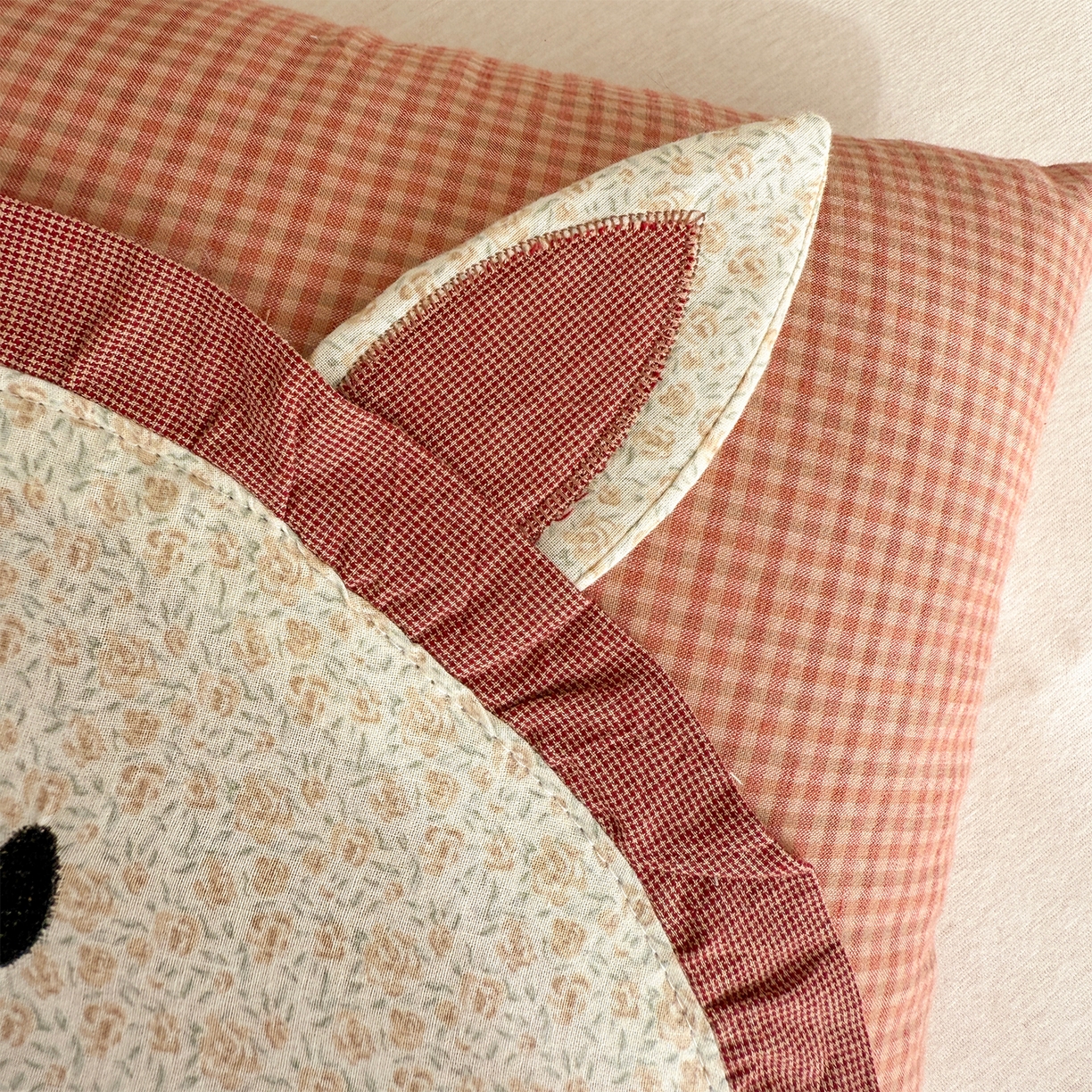 91家纺网 家纺一手货源 找家纺 蔻眠 云朵兔-全棉刺绣卡通荞麦护颈枕头儿童学生荞麦枕芯 云朵兔-粉小格