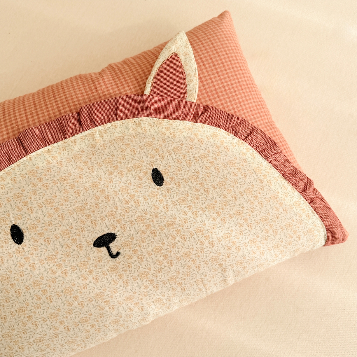 91家纺网 家纺一手货源 找家纺 蔻眠 云朵兔-全棉刺绣卡通荞麦护颈枕头儿童学生荞麦枕芯 云朵兔-粉小格