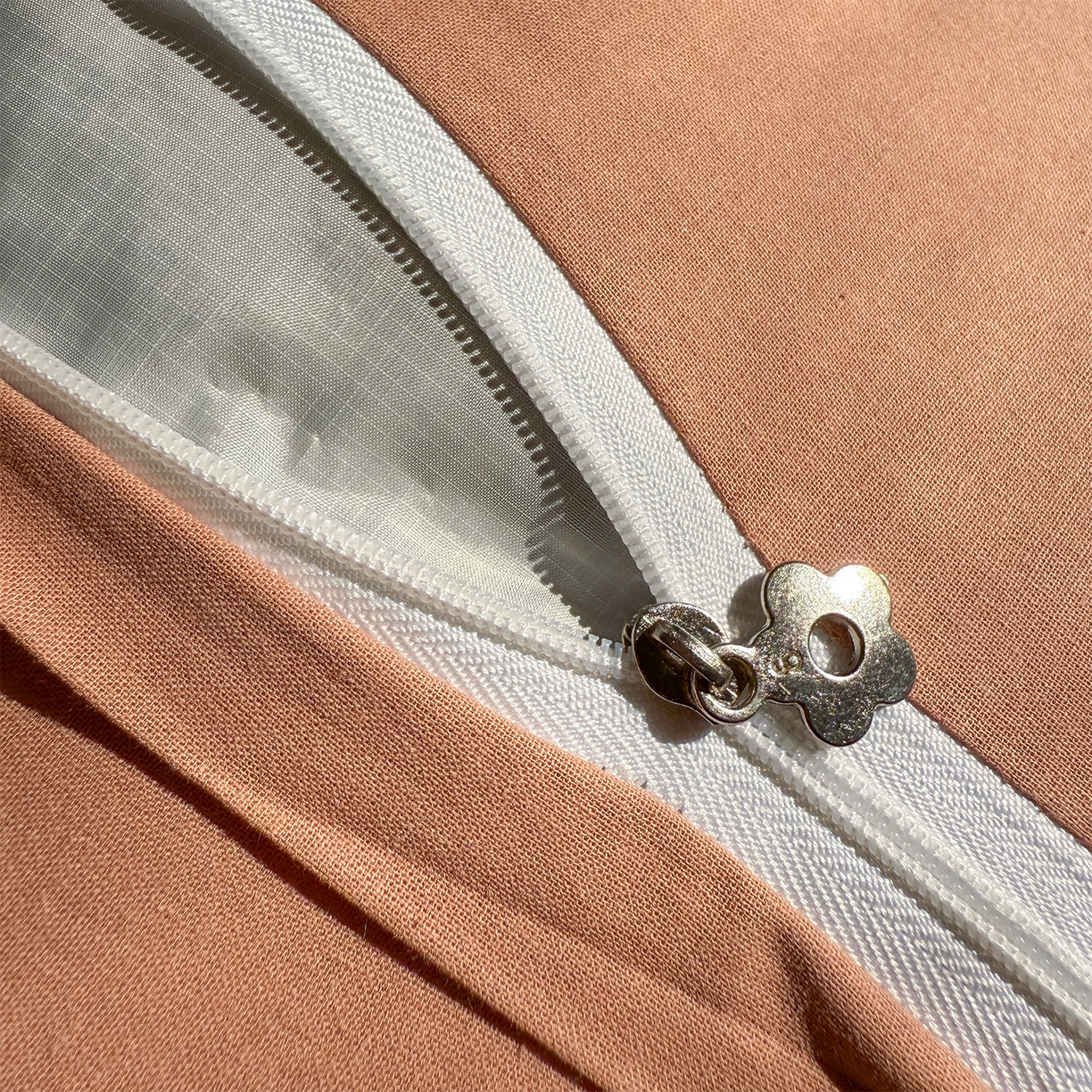 91家纺网 家纺一手货源 找家纺 蔻眠 云朵兔-全棉刺绣卡通荞麦护颈枕头儿童学生荞麦枕芯 云朵兔-粉小格