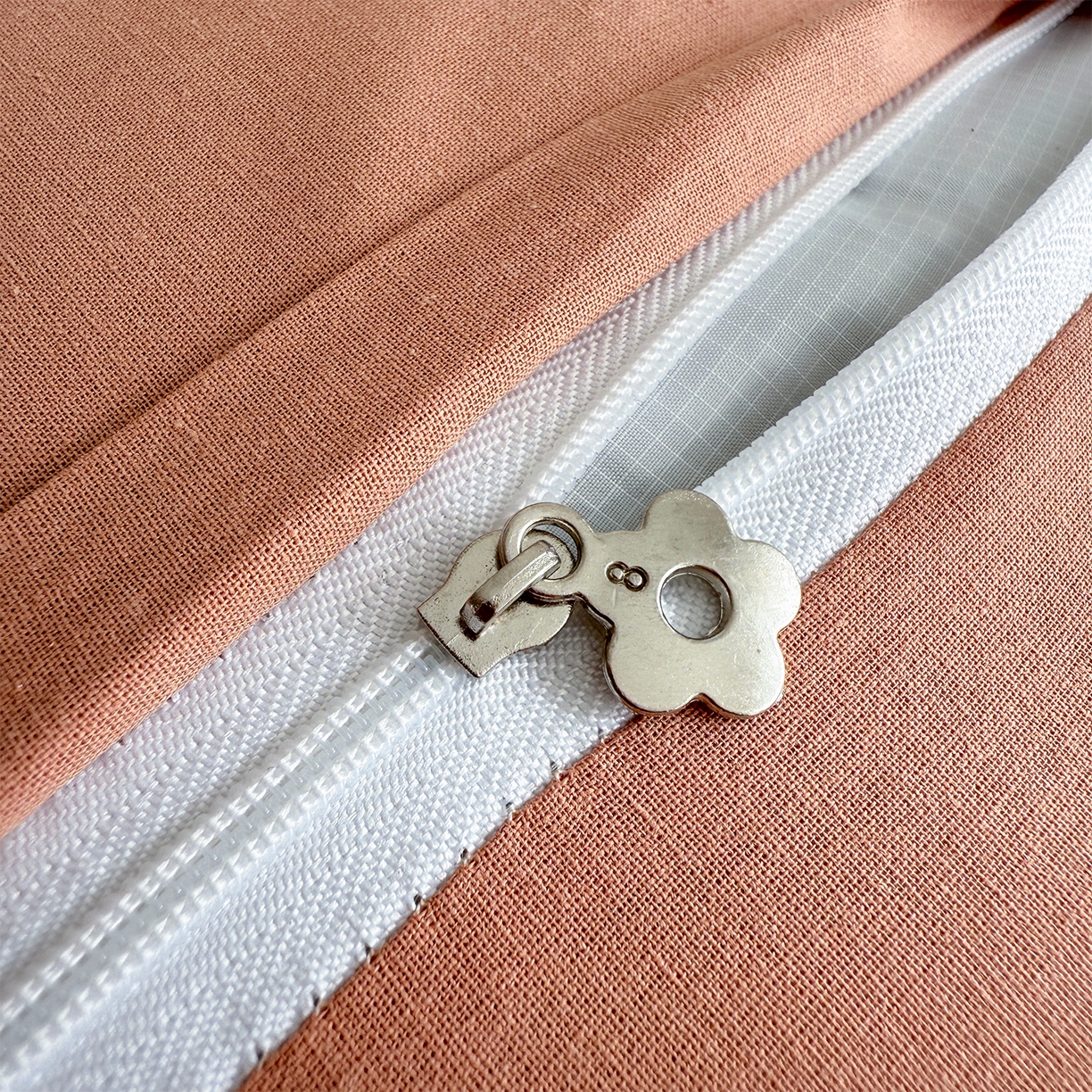 91家纺网 家纺一手货源 找家纺 蔻眠 云朵兔-全棉刺绣卡通荞麦护颈枕头儿童学生荞麦枕芯 云朵兔-粉小格