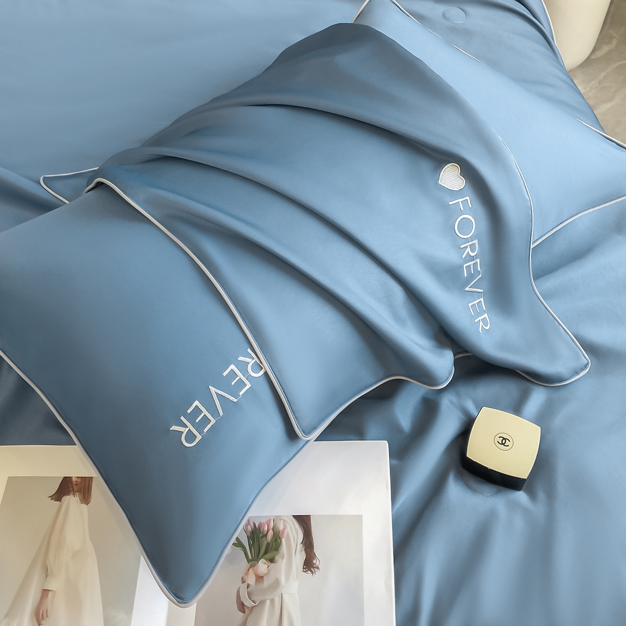 91家纺网 家纺一手货源 找家纺 吾秀家居 2026新款双拼及羽毛刺绣夏被夏凉被空调被四件套-柔羽 静谧蓝-经典灰