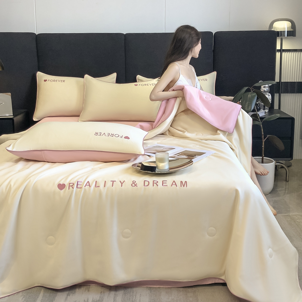 91家纺网 家纺一手货源 找家纺 吾秀家居 2026新款双拼及羽毛刺绣夏被夏凉被空调被四件套-柔羽 奶黄-豆沙