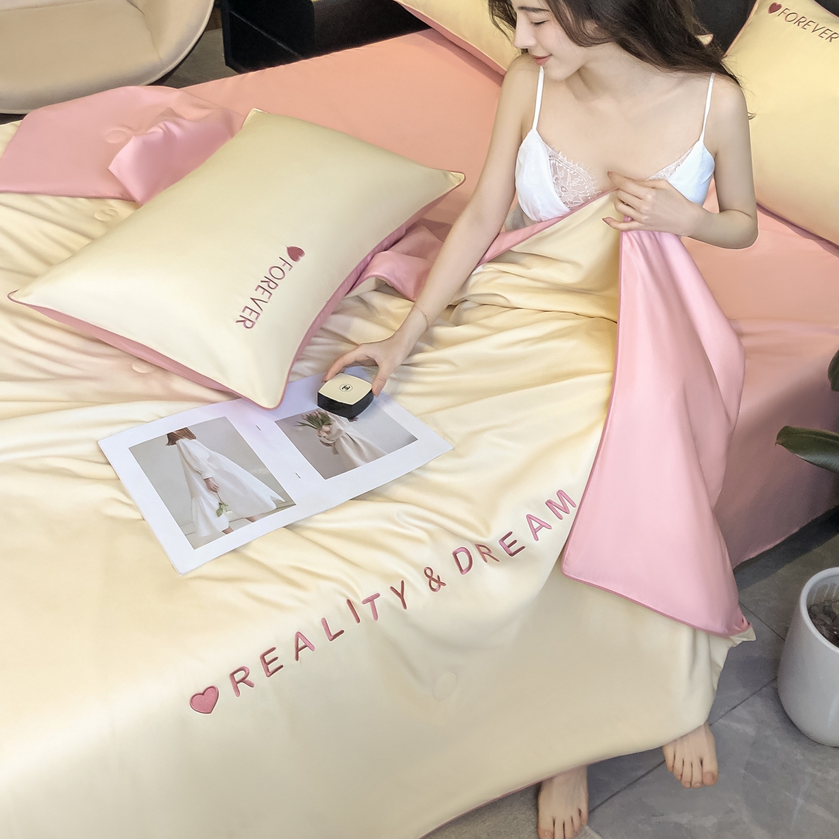 91家纺网 家纺一手货源 找家纺 吾秀家居 2026新款双拼及羽毛刺绣夏被夏凉被空调被四件套-柔羽 奶黄-豆沙