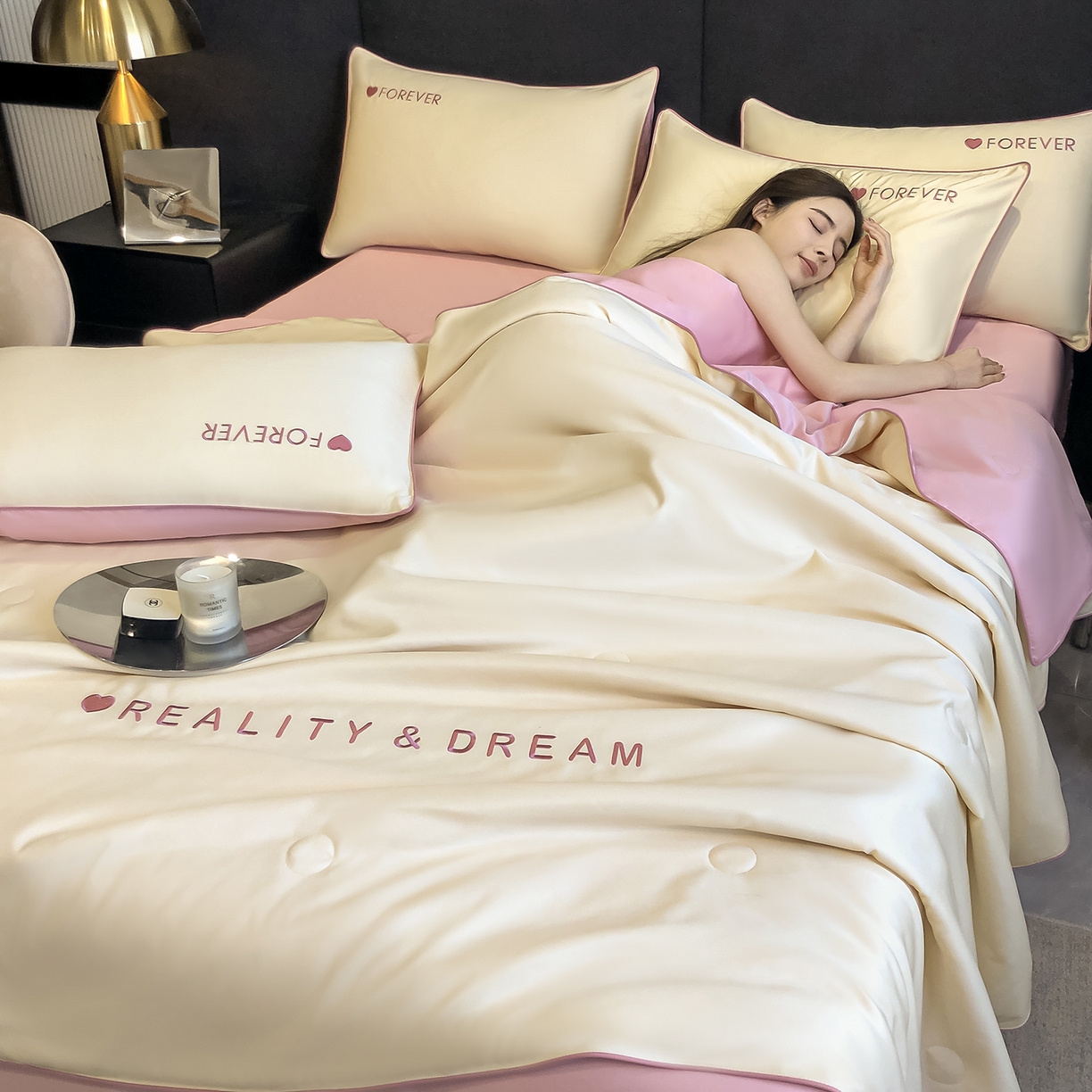 91家纺网 家纺一手货源 找家纺 吾秀家居 2026新款双拼及羽毛刺绣夏被夏凉被空调被四件套-柔羽 奶黄-豆沙