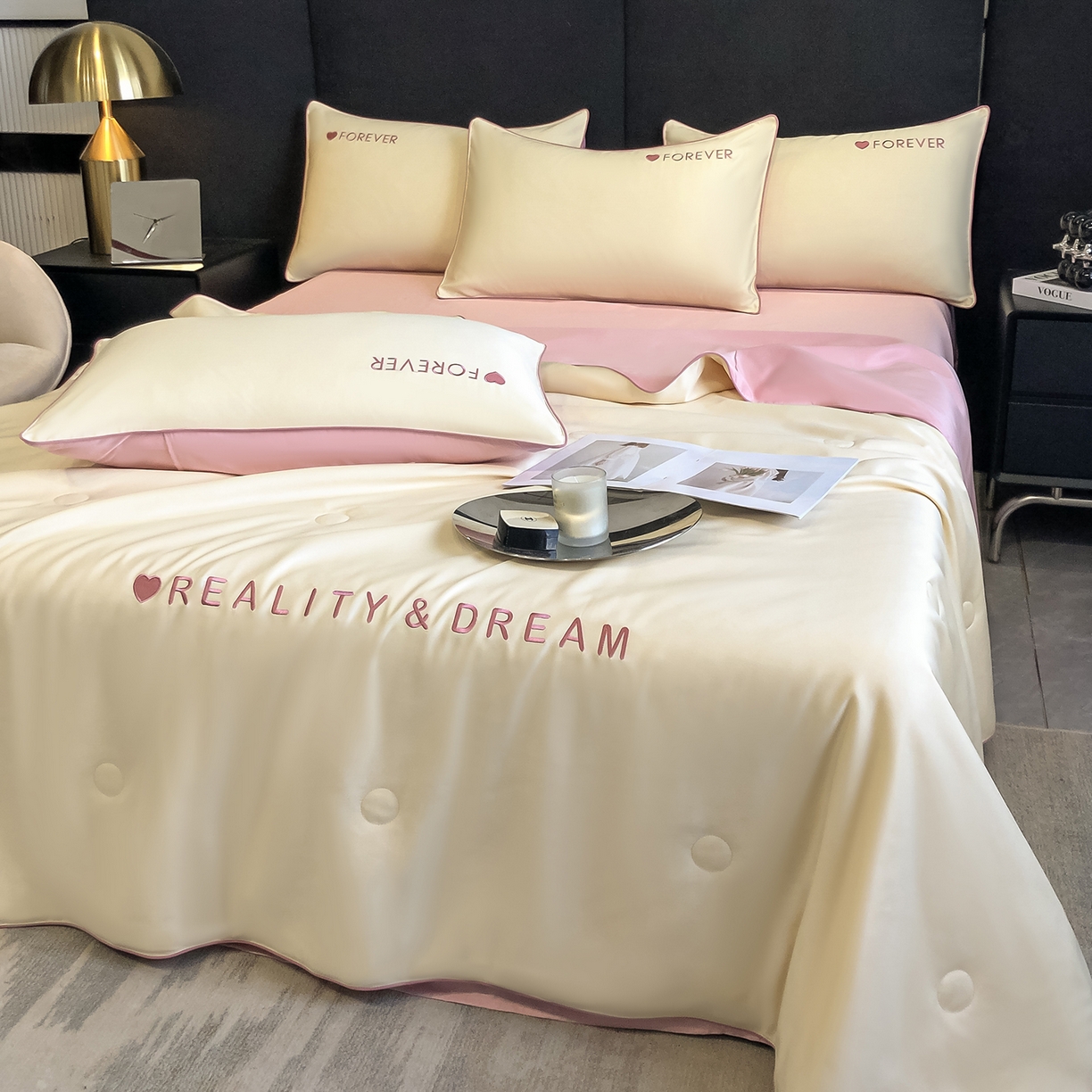 91家纺网 家纺一手货源 找家纺 吾秀家居 2026新款双拼及羽毛刺绣夏被夏凉被空调被四件套-柔羽 奶黄-豆沙