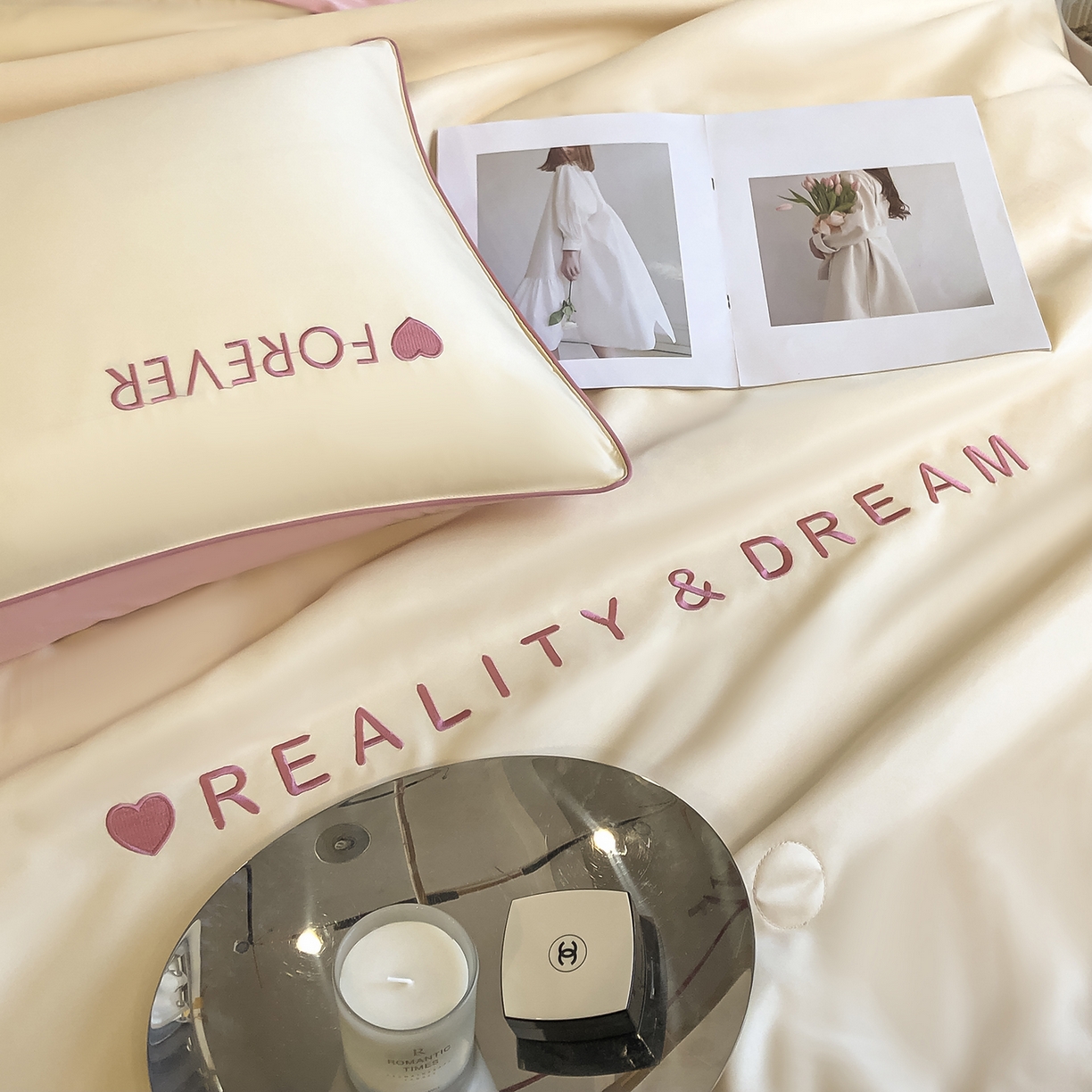 91家纺网 家纺一手货源 找家纺 吾秀家居 2026新款双拼及羽毛刺绣夏被夏凉被空调被四件套-柔羽 奶黄-豆沙