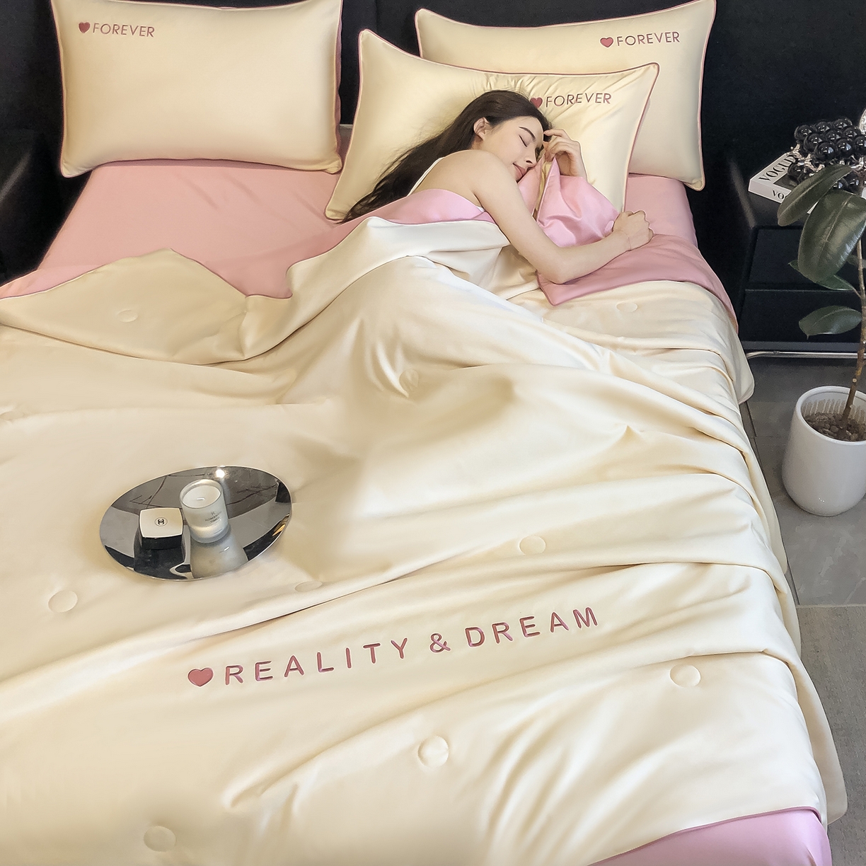 91家纺网 家纺一手货源 找家纺 吾秀家居 2026新款双拼及羽毛刺绣夏被夏凉被空调被四件套-柔羽 奶黄-豆沙