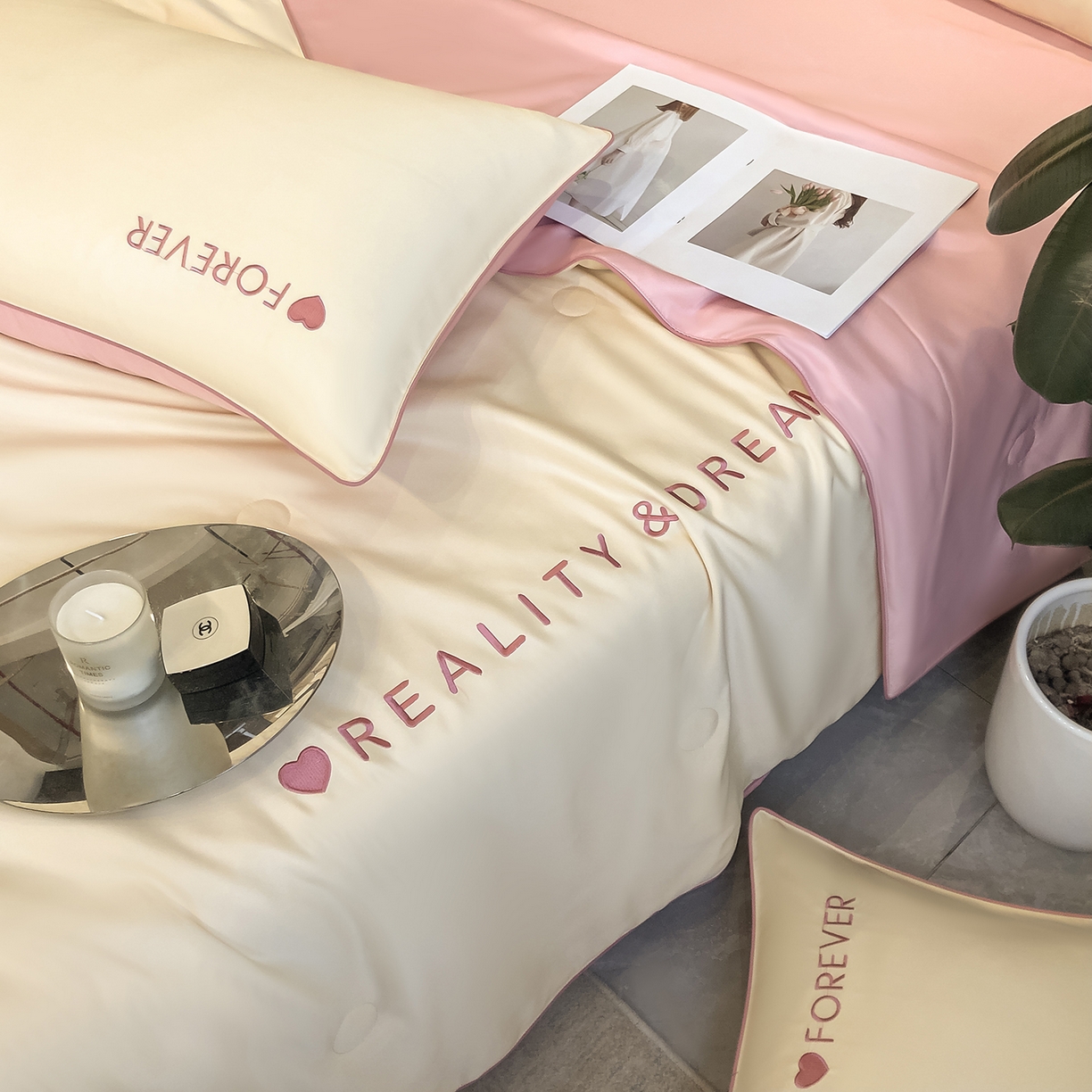 91家纺网 家纺一手货源 找家纺 吾秀家居 2026新款双拼及羽毛刺绣夏被夏凉被空调被四件套-柔羽 奶黄-豆沙