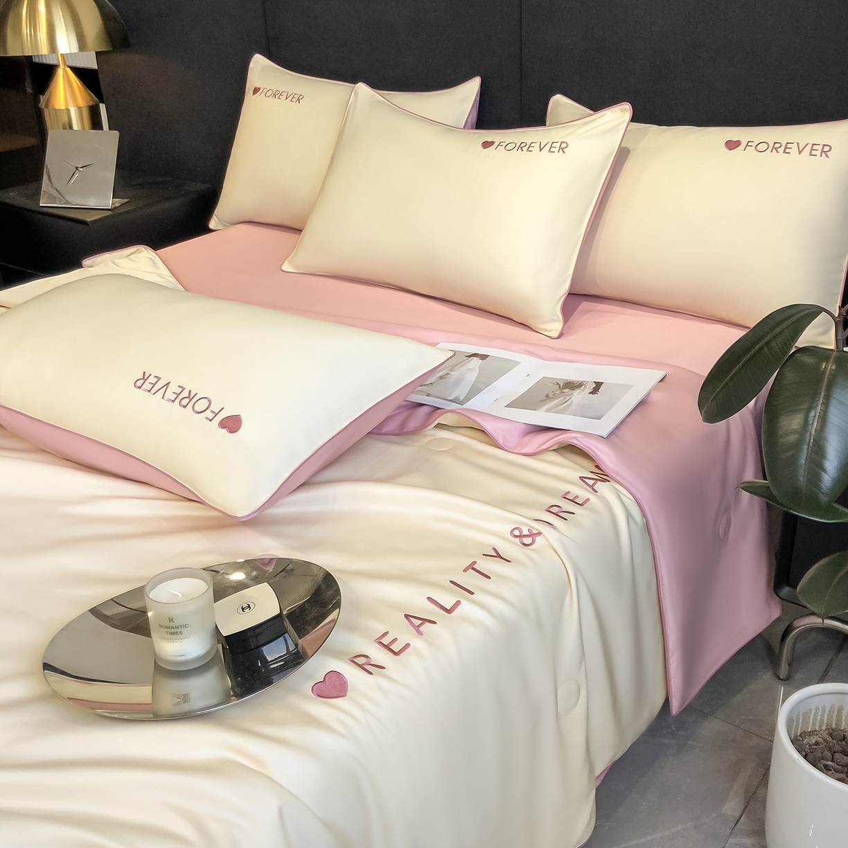 91家纺网 家纺一手货源 找家纺 吾秀家居 2026新款双拼及羽毛刺绣夏被夏凉被空调被四件套-柔羽 奶黄-豆沙