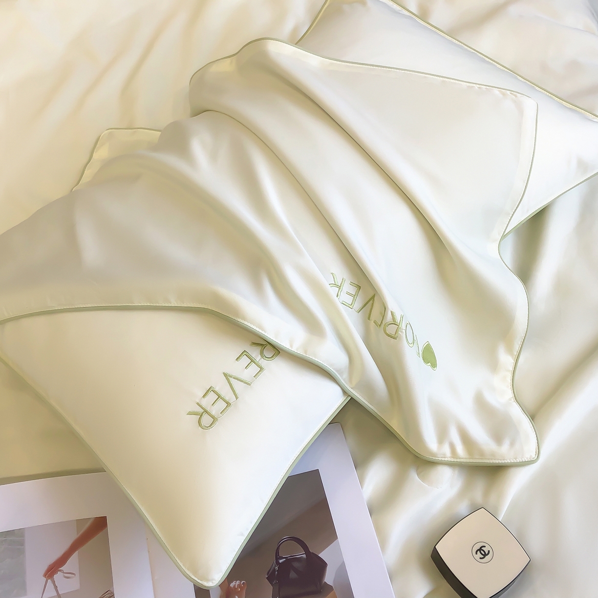 91家纺网 家纺一手货源 找家纺 吾秀家居 2026新款双拼及羽毛刺绣夏被夏凉被空调被四件套-柔羽 奶昔白-果绿