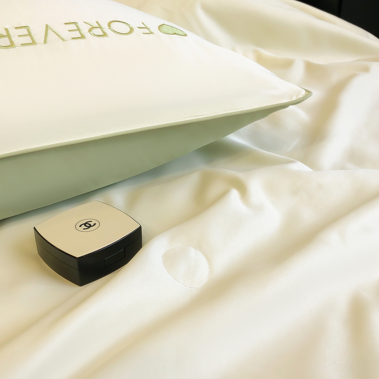 91家纺网 家纺一手货源 找家纺 吾秀家居 2026新款双拼及羽毛刺绣夏被夏凉被空调被四件套-柔羽 奶昔白-果绿