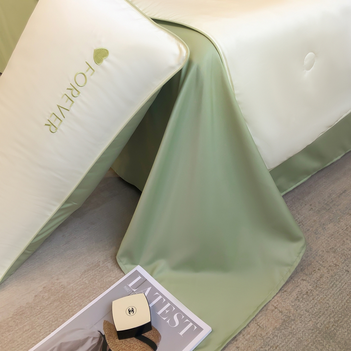 91家纺网 家纺一手货源 找家纺 吾秀家居 2026新款双拼及羽毛刺绣夏被夏凉被空调被四件套-柔羽 奶昔白-果绿