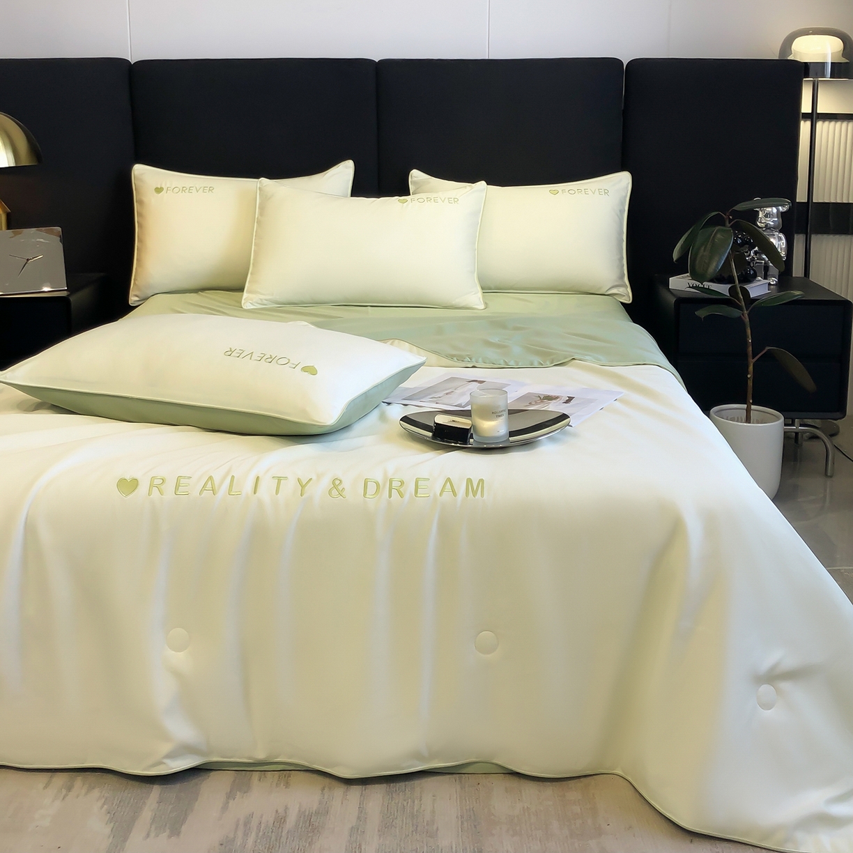 91家纺网 家纺一手货源 找家纺 吾秀家居 2026新款双拼及羽毛刺绣夏被夏凉被空调被四件套-柔羽 奶昔白-果绿