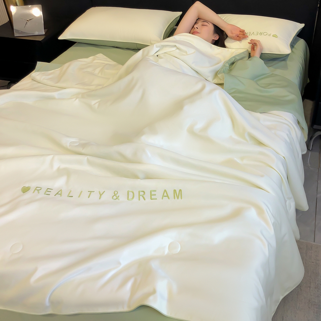 91家纺网 家纺一手货源 找家纺 吾秀家居 2026新款双拼及羽毛刺绣夏被夏凉被空调被四件套-柔羽 奶昔白-果绿