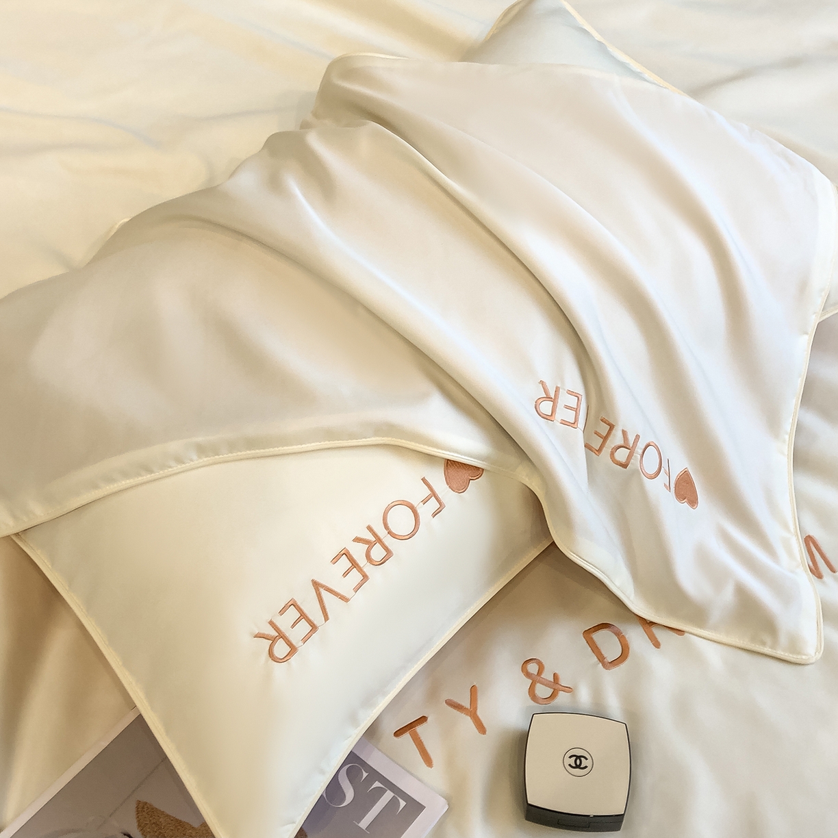 91家纺网 家纺一手货源 找家纺 吾秀家居 2026新款双拼及羽毛刺绣夏被夏凉被空调被四件套-柔羽 奶昔白-焦糖