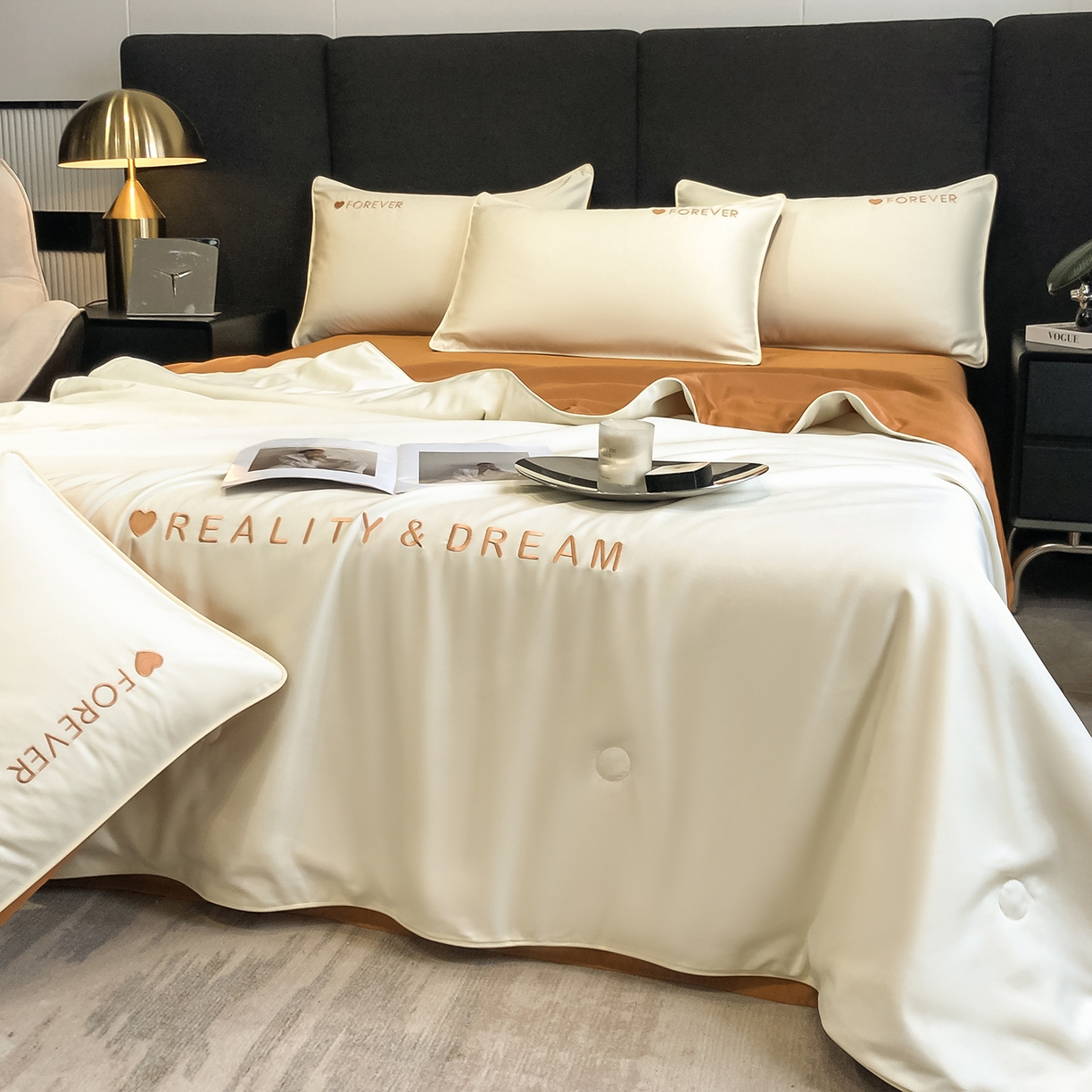 91家纺网 家纺一手货源 找家纺 吾秀家居 2026新款双拼及羽毛刺绣夏被夏凉被空调被四件套-柔羽 奶昔白-焦糖