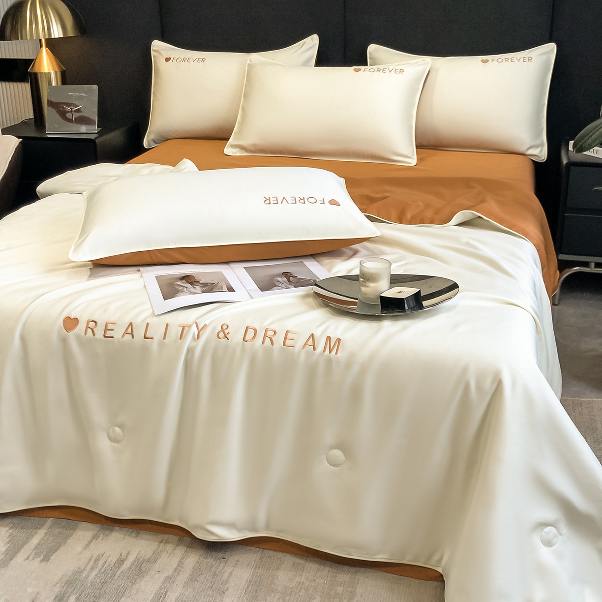 91家纺网 家纺一手货源 找家纺 吾秀家居 2026新款双拼及羽毛刺绣夏被夏凉被空调被四件套-柔羽 奶昔白-焦糖