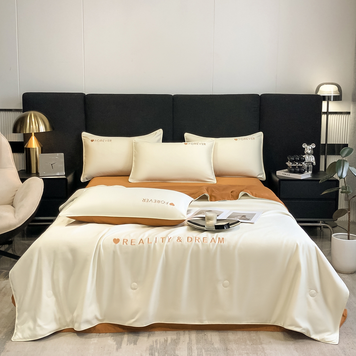 91家纺网 家纺一手货源 找家纺 吾秀家居 2026新款双拼及羽毛刺绣夏被夏凉被空调被四件套-柔羽 奶昔白-焦糖