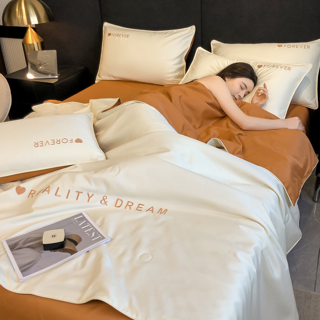 91家纺网 家纺一手货源 找家纺 吾秀家居 2026新款双拼及羽毛刺绣夏被夏凉被空调被四件套-柔羽 奶昔白-焦糖