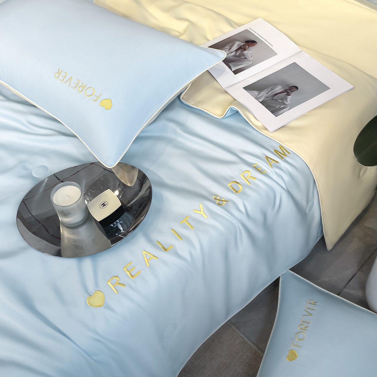 91家纺网 家纺一手货源 找家纺 吾秀家居 2026新款双拼及羽毛刺绣夏被夏凉被空调被四件套-柔羽 天空蓝-奶黄