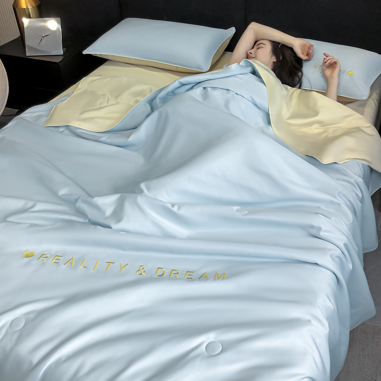 91家纺网 家纺一手货源 找家纺 吾秀家居 2026新款双拼及羽毛刺绣夏被夏凉被空调被四件套-柔羽 天空蓝-奶黄