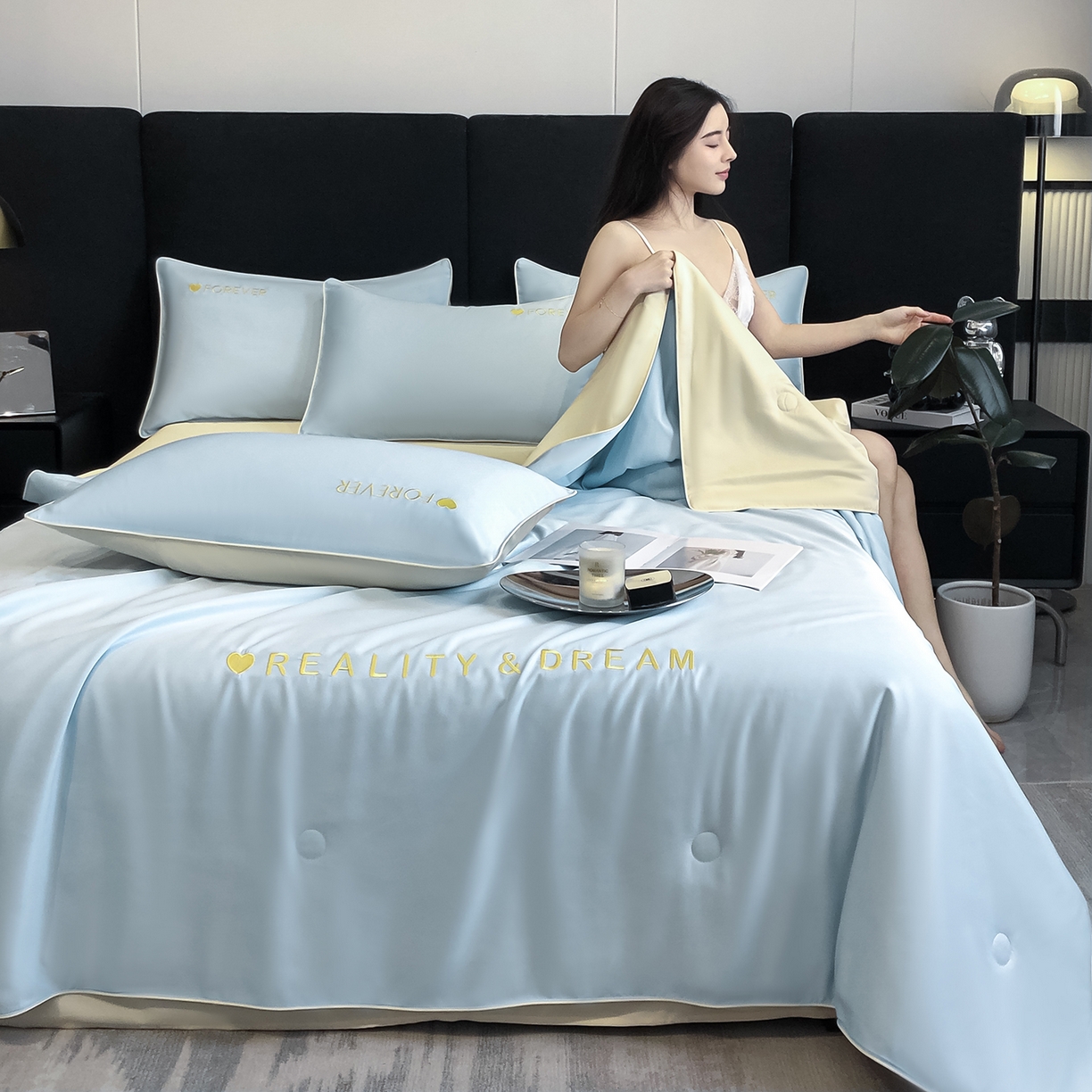 91家纺网 家纺一手货源 找家纺 吾秀家居 2026新款双拼及羽毛刺绣夏被夏凉被空调被四件套-柔羽 天空蓝-奶黄