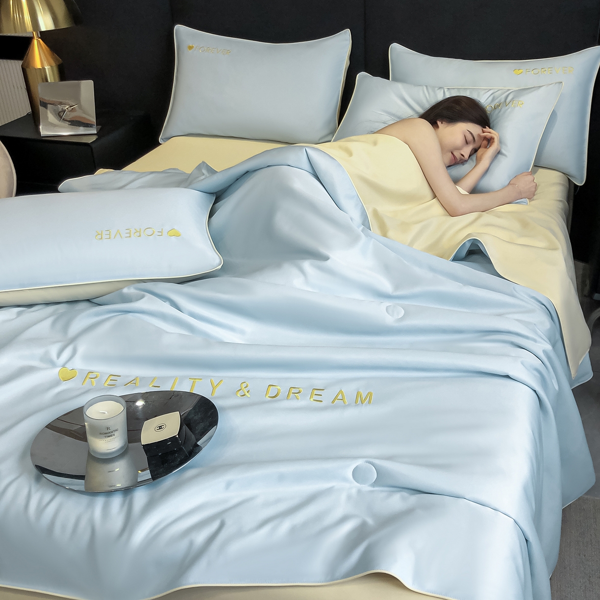 91家纺网 家纺一手货源 找家纺 吾秀家居 2026新款双拼及羽毛刺绣夏被夏凉被空调被四件套-柔羽 天空蓝-奶黄