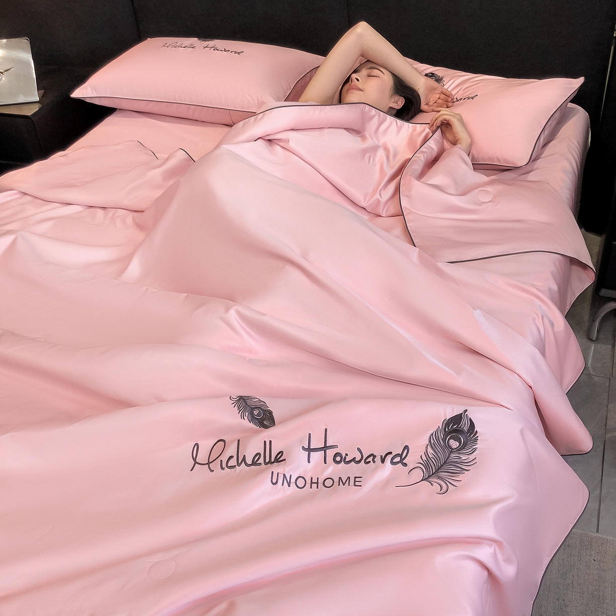 91家纺网 家纺一手货源 找家纺 吾秀家居 2026新款双拼及羽毛刺绣夏被夏凉被空调被四件套-柔羽 羽毛豆沙