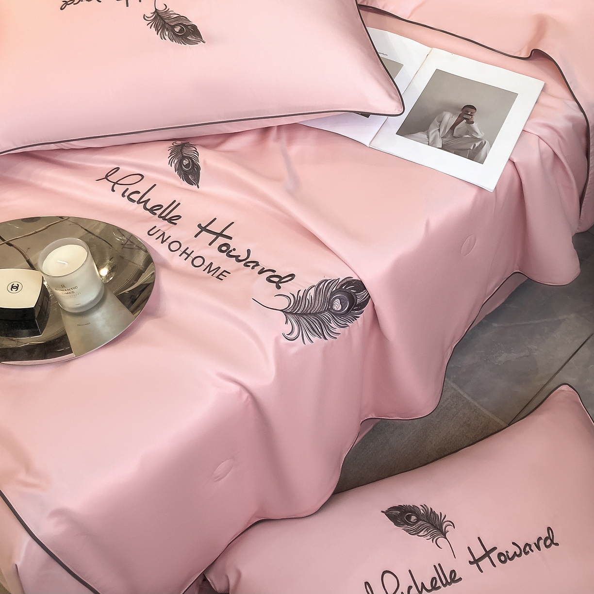 91家纺网 家纺一手货源 找家纺 吾秀家居 2026新款双拼及羽毛刺绣夏被夏凉被空调被四件套-柔羽 羽毛豆沙