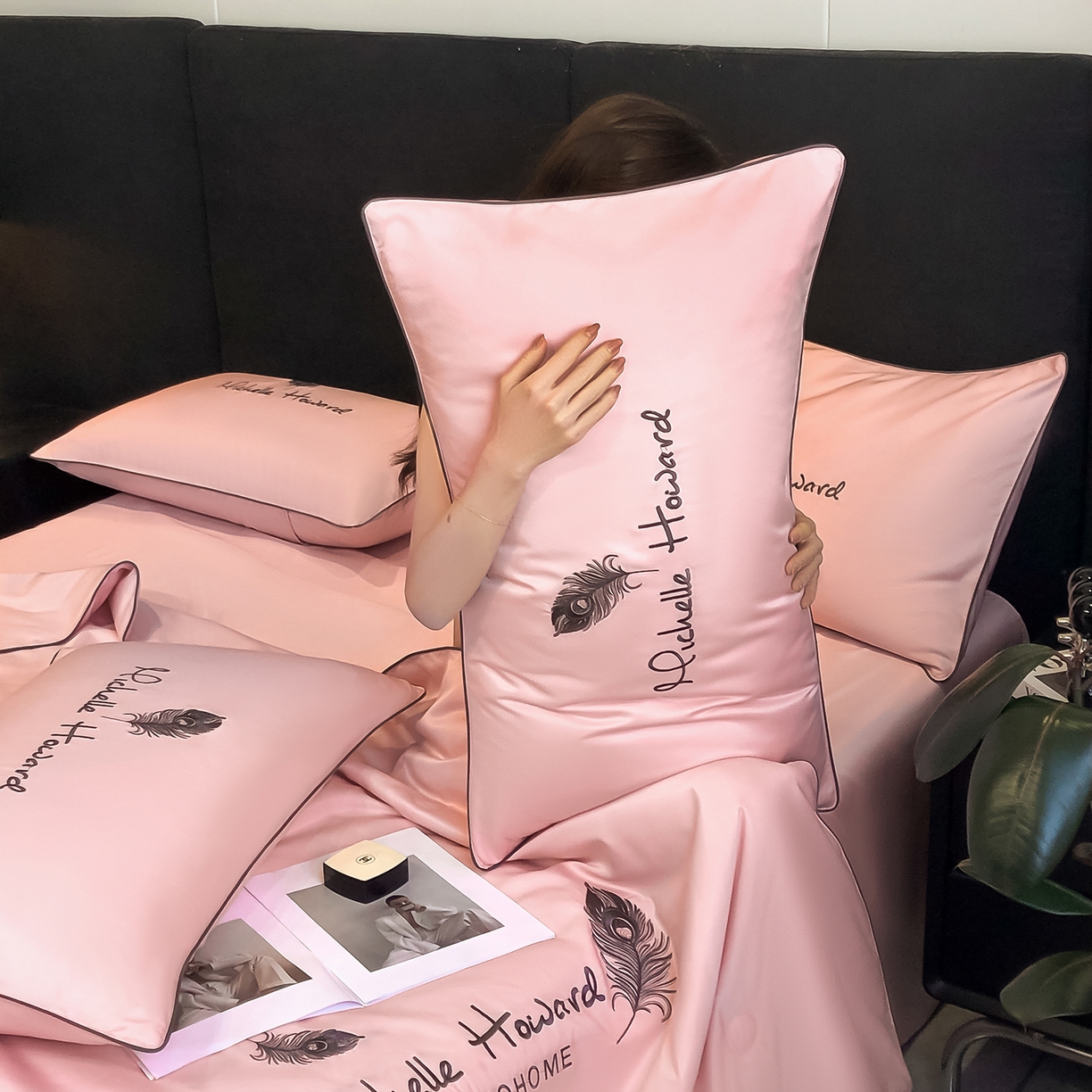 91家纺网 家纺一手货源 找家纺 吾秀家居 2026新款双拼及羽毛刺绣夏被夏凉被空调被四件套-柔羽 羽毛豆沙