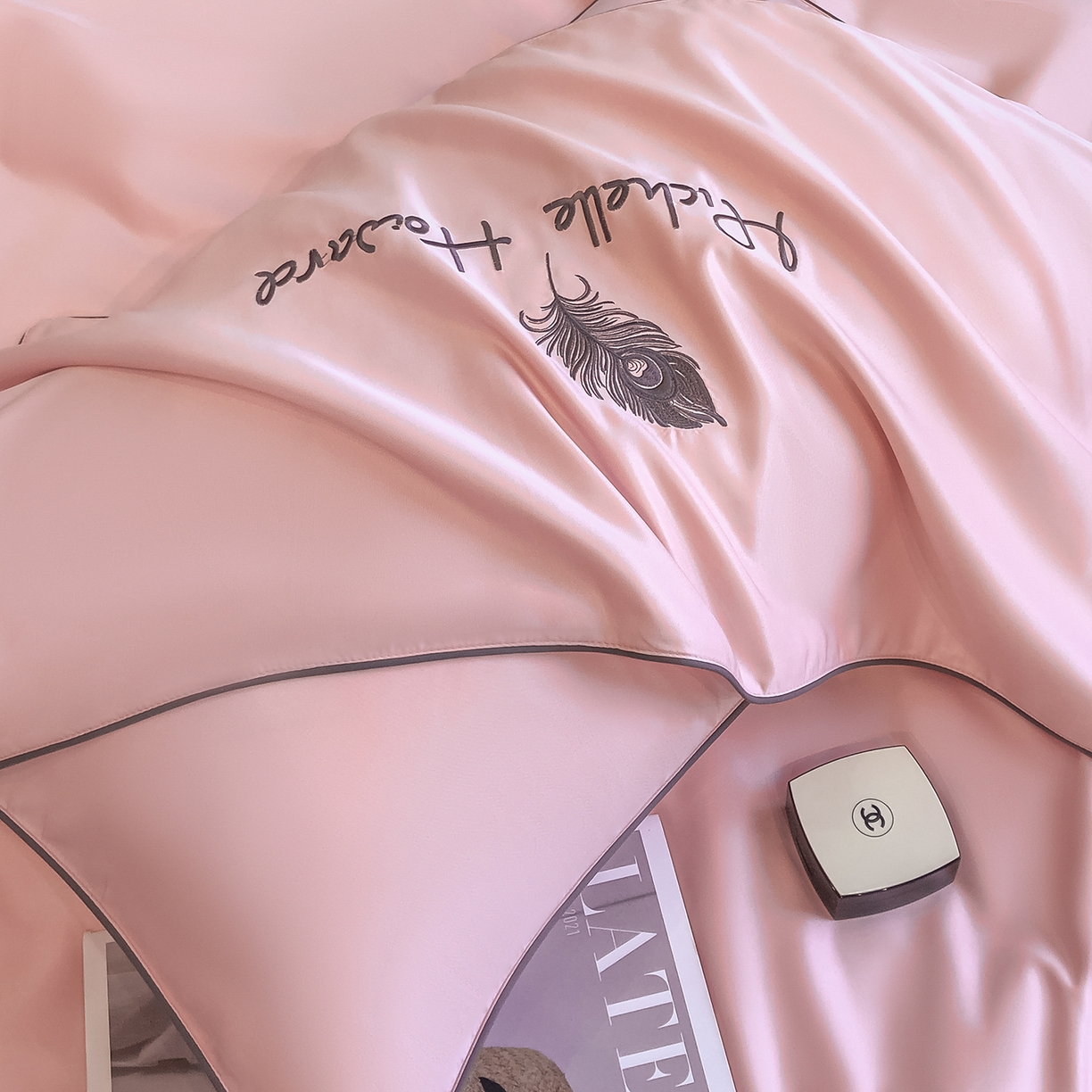 91家纺网 家纺一手货源 找家纺 吾秀家居 2026新款双拼及羽毛刺绣夏被夏凉被空调被四件套-柔羽 羽毛豆沙