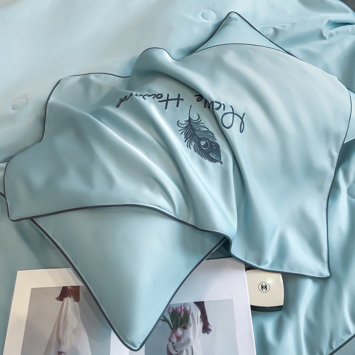 91家纺网 家纺一手货源 找家纺 吾秀家居 2026新款双拼及羽毛刺绣夏被夏凉被空调被四件套-柔羽 羽毛梵星蓝